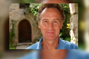 Ντμίτρι Βρούμπελ: Πέθανε ο Ρώσος ζωγράφος που έκανε το διάσημο γκράφιτι στο Τείχος του Βερολίνου με το φιλί Μπρέζνιεφ - Χόνεκερ