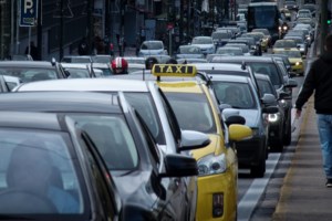 Lockdown: Εκτός από τα βουνά οι Αθηναίοι παίρνουν και τα... νησιά - Αυξημένη κίνηση στον Πειραιά [Εικόνες] - εικόνα 2