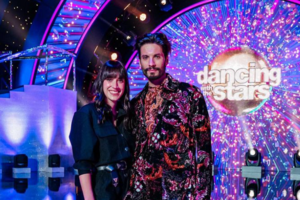 Βίκυ Καγιά - Φαίη Σκορδά: Η μια με sneakers η άλλη με γόβες - Πώς φόρεσαν την ίδια ψηλόμεση wide leg παντελόνα - εικόνα 8