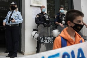 "Δεν υπήρξε κανένας περιορισμός στα επισκεπτήρια" - Η ανακοίνωση της ΓΑΔΑ για την κράτηση του 14χρονου - εικόνα 2