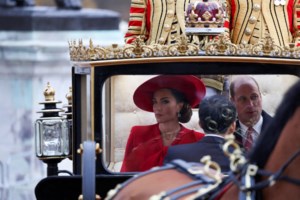 "Η Κέιτ πάει καλά": Η σπάνια δημόσια αναφορά του Γουίλιαμ για τη σύζυγό του που πάσχει από καρκίνο