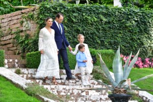 Μαμά και κόρη με πριγκιπικό look: Η Βικτόρια της Σουηδίας και η κόρη της με ασορτί εμφάνιση