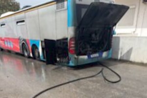Θεσσαλονίκη: Λεωφορείο πήρε φωτιά εν κινήσει - Πρόλαβαν και βγήκαν οι επιβάτες