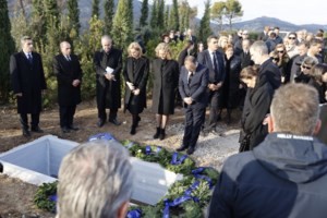 Η κατάρα του σκι: Η πρώην βασίλισσα Βεατρίκη τραυματίστηκε σε χιονοδρομικό - Εκεί που ο γιος της πέθανε από χιονοστιβάδα - εικόνα 2