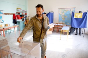 Ο Βελόπουλος ζητά από την Εκκλησία να αφορίσει όσους ψήφισαν τον γάμο των ομόφυλων ζευγαριών