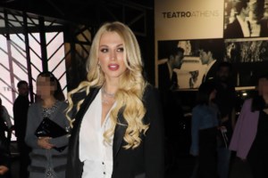 Κωνσταντίνα Σπυροπούλου: Στα Mad Awards με μπλε deux pieces με σκισίματα που ενώνονταν με λαμπερά πετράδια