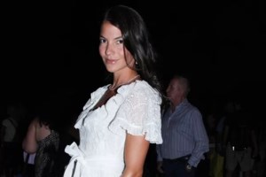 Όλγα Κεφαλογιάννη: Με τιρκουάζ slip dress στο πάρτι για τη γιορτή της κάτω από την Ακρόπολη -Ποιοι έδωσαν το παρών