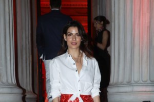 Χριστίνα Μπόμπα: Λαμπερή, με μαύρο κοκτέιλ φόρεμα και εντυπωσιακά κοσμήματα σε βραδινή έξοδο [εικόνες] - εικόνα 8