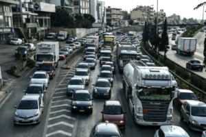 Απίστευτο βίντεο με τροχαίο στην Κρήτη: Η απόδειξη on camera ότι το κράνος σώζει ζωές