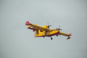 Πυρκαγιά σε βιομηχανικό χώρο στις Αχαρνές: Επιτόπου ισχυρή δύναμη της Πυροσβεστικής [Εικόνες, Βίντεο] - εικόνα 4