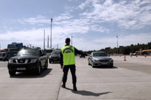 Βίντεο με τον Τούρκο που έπεσε σε μπάρα διοδίων με 192 χλμ - Εβγαλε χαλάκι για να προσευχηθεί και... επιτέθηκε στους πυροσβέστες