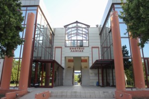 Σε αστυνομικό κλοιό το ΑΠΘ για τα κορονο- πάρτι: Ένταση με άτομα που επιχείρησαν να εισέλθουν στον χώρο [Εικόνες]