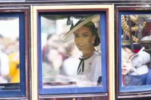 Ο βασιλιάς Κάρολος έσπασε το πρωτόκολλο - Δέχτηκε ομαδική αγκαλιά από γυναικεία ομάδα ράγκμπι [εικόνες-βίντεο] - εικόνα 5