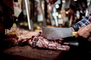 Αυτοψία Γεωργιάδη στα σούπερ μάρκετ: Ακριβώς ίδιες με τις περσινές οι τιμές στο αρνί και το κατσίκι