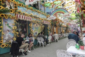 Η Κατερίνα Σακελλαροπούλου για καφέ με γιατρούς: "Ξαναζούμε μικρές χαρές της καθημερινότητας" [Εικόνες]