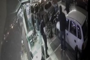 Πυροβολισμοί και ξύλο έξω από γνωστό μπαρ του Κολωνακίου - Δύο άτομα στο νοσοκομείο - εικόνα 2