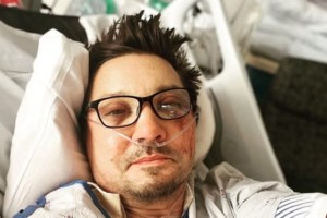 "Βλέπω στον καθρέφτη έναν τυχερό άνθρωπο": Ο ηθοποιός Τζέρεμι Ρένερ σπάει την σιωπή του μετά το ατύχημα - εικόνα 2