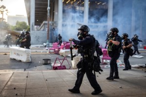 Τραβάει το σχοινί ο Τραμπ: Διέταξε να αναπτυχθούν ακόμα 2.000 μέλη της Εθνοφρουράς στο Λος Αντζελες - εικόνα 2