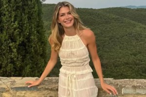 Αμαλία Κωστοπούλου: Στην αγκαλιά του συντρόφου της στην Σαρδηνία με μικροσκοπικό εμπριμέ φόρεμα 600 ευρώ - εικόνα 9