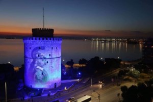 Viral: Περαστικός αγκάλιασε ρεπόρτερ της ΕΡΤ live - Η αντίδραση του δημοσιογράφου [βίντεο]