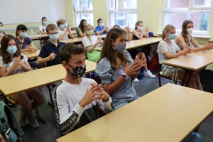 Κορονοϊός - Βατόπουλος: "Πολύ πιο επικίνδυνη η κατάσταση από τον Μάρτιο" - Τι είπε για τους νέους που επιστρέφουν από διακοπές