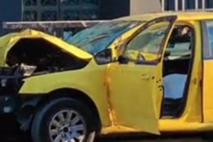 Σοκαριστικό τροχαίο στην παραλιακή: ΙΧ ισοπέδωσε στάση – Εκτοξεύτηκε φλεγόμενη η μηχανή του [εικόνες - βίντεο]