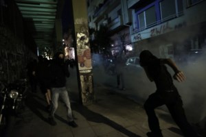 Επεισόδια στα Εξάρχεια: Συνελήφθη ένας 17χρονος - Τραυματίστηκε ένας αστυνομικός - εικόνα 2