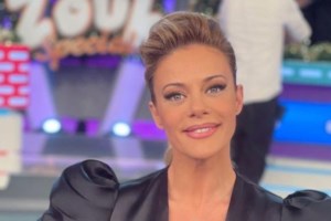 Ζέτα Μακρυπούλια: Comfy chic στο θέατρο - Στιλ και άνεση με ρετρό sneakers [εικόνες] - εικόνα 3