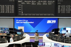 "Μου τηλεφωνούν χώρες και μου φιλάνε τον κ@λο για μια συμφωνία": Προκαλεί χυδαία ο Τραμπ για τους δασμούς - εικόνα 2