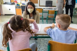 Γερμανία: Έλληνας εστιάτορας που λατρεύει την Μέρκελ, έδωσε 10.000 ευρώ για ένα κέρινο ομοίωμά της - εικόνα 2