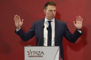 "Καύσωνας" και στον ΣΥΡΙΖΑ: Στην Κουμουνδούρου οι εργαζόμενοι Αυγής και Κόκκινου - "Ούτε βλέμμα δεν τους έριξε ο Κασσελάκης"