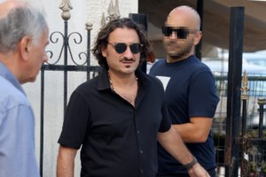 Βασίλης Χαραλαμπόπουλος: "Δεν σου κοστίζει τίποτα να αγαπάς - Όσο αγαπάς θα σου έρθει πίσω"  - Τα δάκρυα για τον φίλο που έχασε