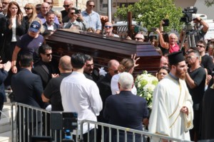 Κηδεία Γιώργου Μαζωνάκη: Η Όλγα Κεφαλογιάννη στο τελευταίο αντίο στον δημοφιλή τραγουδιστή