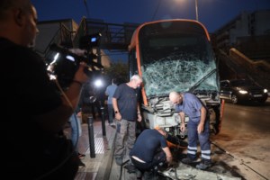 Πειραιάς: Νέες εικόνες μετά τη σύγκρουση τραμ με λεωφορείο - Πανικός και τραυματίες [βίντεο] - εικόνα 3