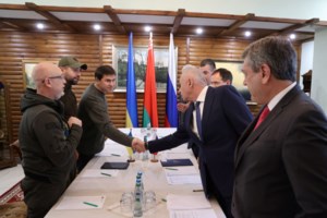 Πόλεμος στην Ουκρανία: Έκρηξη τη στιγμή που ο ανταποκριτής του OPEN στο Κίεβο ήταν στον αέρα