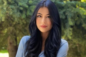 Δανάη Μπάρκα: Ακομπλεξάριστες σέξι πόζες με κόκκινο ολόσωμο μαγιό στα βράχια της Μεσσηνίας [Εικόνες] - εικόνα 2