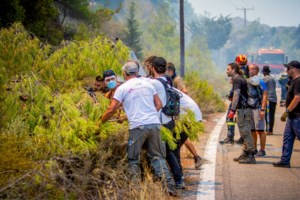 Στη Ρόδο το άρμα μάχης που μετατράπηκε σε θηριώδες πυροσβεστικό: Ρίχνει 15.000 λίτρα νερό ενώ αντέχει και σε ναρκοπέδιο