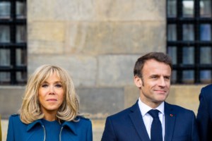 Royal δείπνο στο παλάτι: Το υπερβολικό total red της βασίλισσας Μάξιμα και το σικάτο μπλε της Μπριζίτ Μακρόν - εικόνα 15