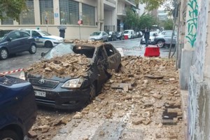 Κακοκαιρία στην Αττική: Πτώσεις δέντρων στη Νέα Σμύρνη - Ποιοι δρόμοι είναι κλειστοί [βίντεο] - εικόνα 3