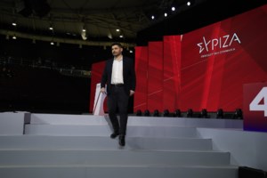 ΣΥΡΙΖΑ: Δεν έχασε την ευκαιρία ο Κασσελάκης - Σήκωσε και αυτός το πανό ενότητας που κρατούσε ηλικιωμένος - εικόνα 6