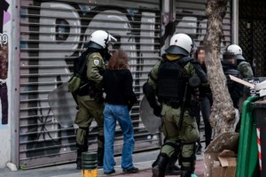 Εξάρχεια: Η αστυνομία συνέλαβε δύο άτομα κουρδικής καταγωγής - Είχαν μαζί τους όπλο