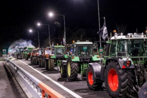 "Παγώνουν" οι αποκλεισμοί ενόψει της συνάντησης με Μητσοτάκη: Παραμένουν στα μπλόκα οι αγρότες, ανοικτοί οι δρόμοι