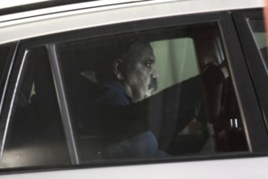 Ο Μόσιαλος "γλεντάει" του ψεκασμένους με τη σύλληψη Παππά: Αν είχε εμβολιαστεί θα είχε αλλάξει DNA και δεν θα τον έβρισκαν