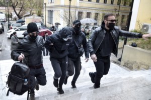 Ξυλοδαρμός σταθμάρχη στο Μετρό: Τους προκάλεσε και χτύπησε τον έναν, λέει τώρα ο δικηγόρος των δραστών