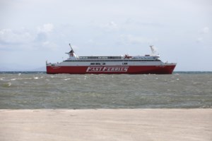 "Κρατούσα τη βαλίτσα για σωσίβιο, ευτυχώς ξέρω κολύμπι" - Πώς έπεσε η 83χρονη στη θάλασσα στο λιμάνι της Τήνου - εικόνα 2