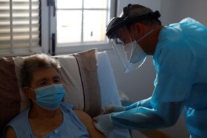 AstraZeneca- Γαλλία: Οι κάτω των 55 που έκαναν την 1η δόση, θα κάνουν τη δεύτερη με άλλο εμβόλιο - εικόνα 3