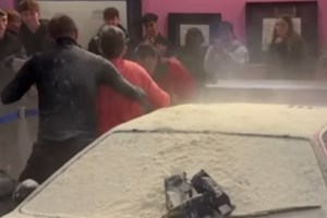 Χάος με τις πτήσεις σε αεροδρόμιο του Βερολίνου - Ακτιβιστές για το κλίμα στους διαδρόμους απογείωσης [εικόνες]