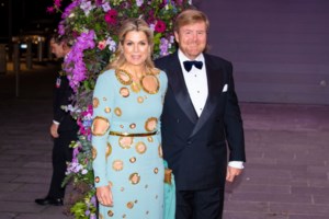 Βασιλική ζωή: Εδώ ζει η βασίλισσα Μάξιμα - Το τεράστιο βεστιάριο, το πολύχρωμο γραφείο και η πολυτελής τιάρα