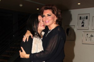 Μιμή Ντενίση: Η κομψή εμφάνιση στο Ζάππειο με λευκό ταγιέρ με ουρά και το μπλε μίντι φόρεμα της Μαριτίνας Ντενίση - εικόνα 4