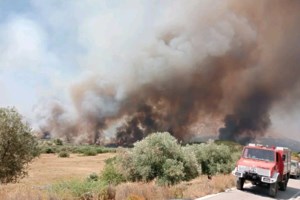 Φωτιά στη Ρόδο: Η συγκλονιστική στιγμή που το συνεργείο της ΕΡΤ απειλείται από τις φλόγες [βίντεο]